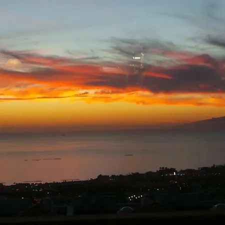 Апартаменты Sunset View And Pool In Paradise
